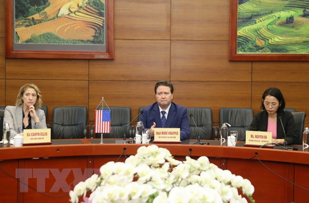El embajador de Estados Unidos participa en una reunión sobre medidas contra la trata de personas en Lao Cai