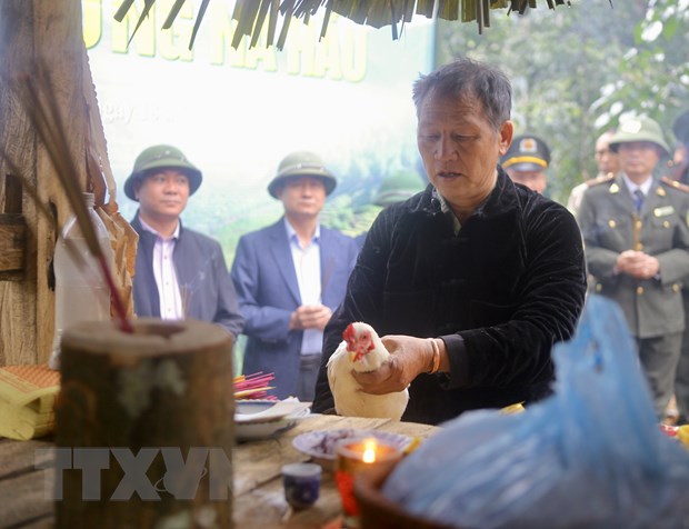 Único festival de culto del bosque en la provincia norvietnamita de Yen Bai