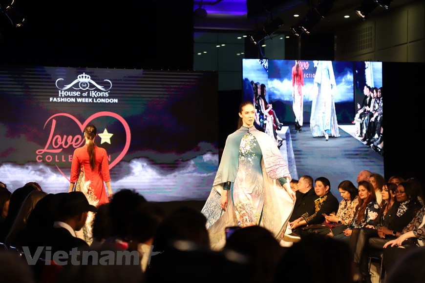 El traje tradicional “Ao dai” de Vietnam en un evento de moda en Londres