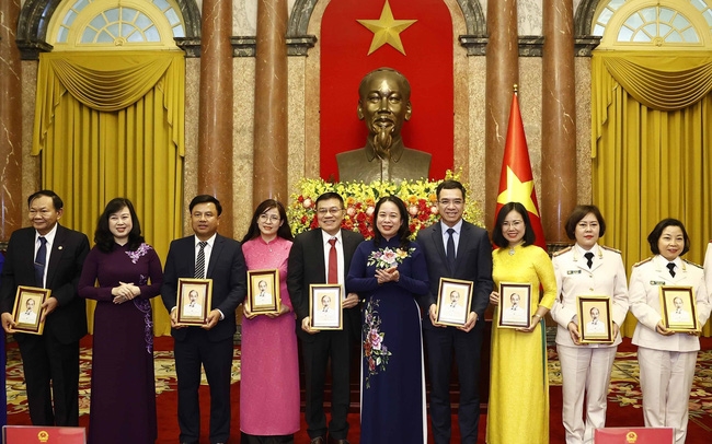 Homenaje a los trabajadores de salud sobresalientes con motivo del Día del Médico de Vietnam