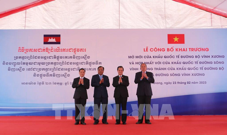 Apertura de la puerta fronteriza internacional Vinh Xuong-Kaorm Samnor