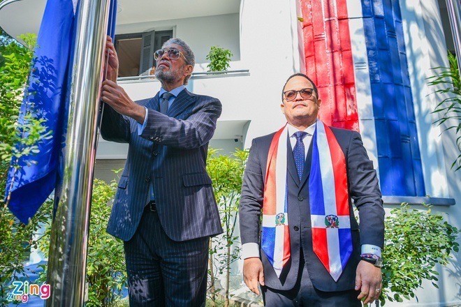Primer izamiento de la bandera dominicana en Hanói