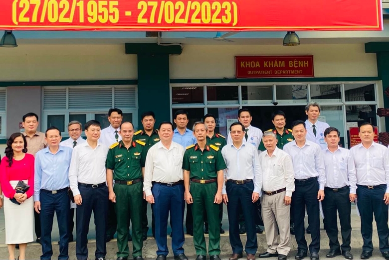 Jefe de la Comisión de Propaganda y Educación del Partido visita hospitales con motivo del Día del Médico de Vietnam