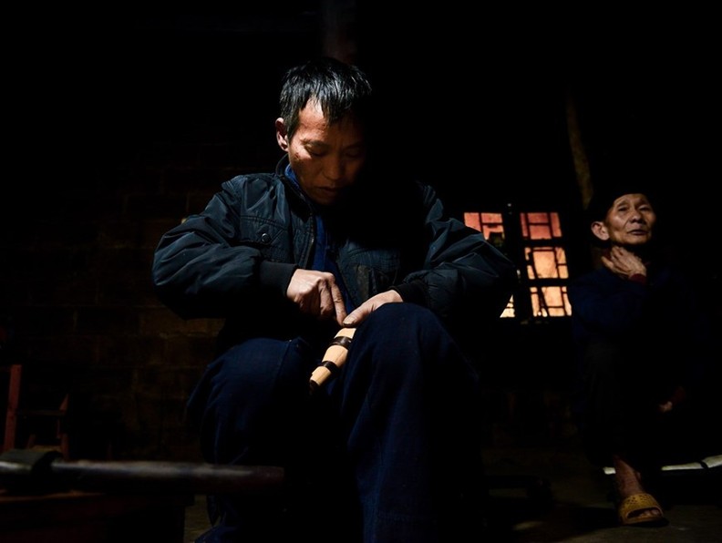 Arte de hacer instrumento musical tradicional de los Mong en Ha Giang