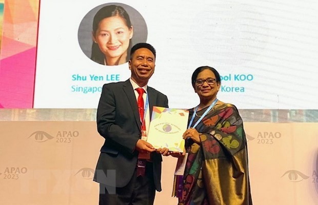 Médico de Vietnam reconocido internacionalmente por aportes a lucha contra la ceguera