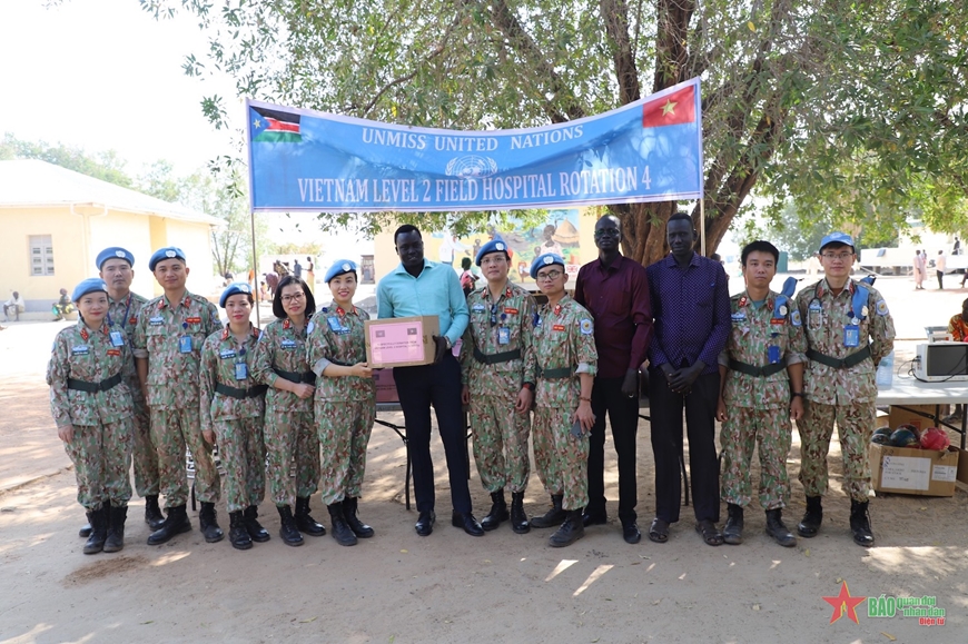Médicos de casco azul vietnamitas realizan chequeos médicos gratuitos para sudaneses del sur