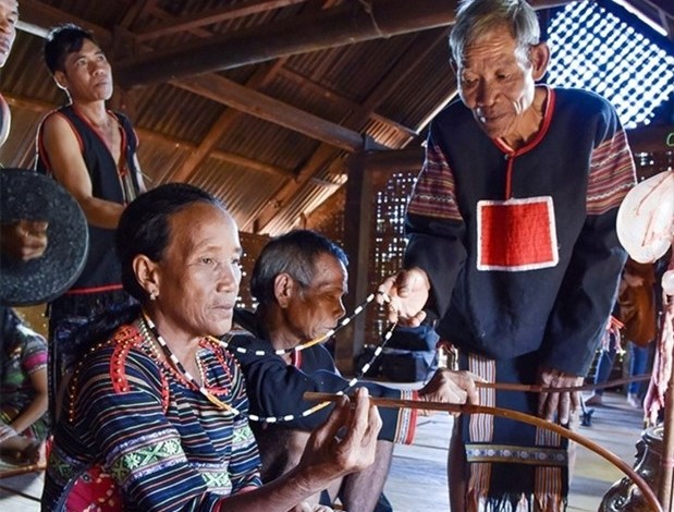 Los M’Nong Rlam honran a personas de edad en celebración de la longevidad