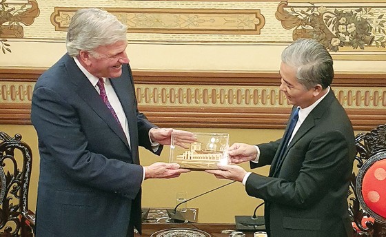 Dirigente de Ciudad Ho Chi Minh recibe al presidente y director ejecutivo de la Asociación Evangelística