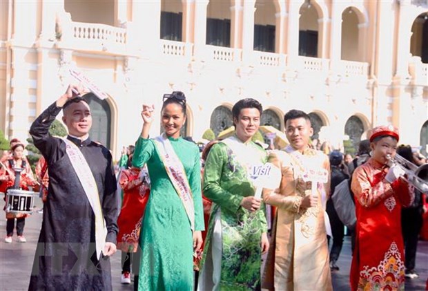 Desfile de Ao Dai en Ciudad Ho Chi Minh en saludo al Día Internacional de la Mujer