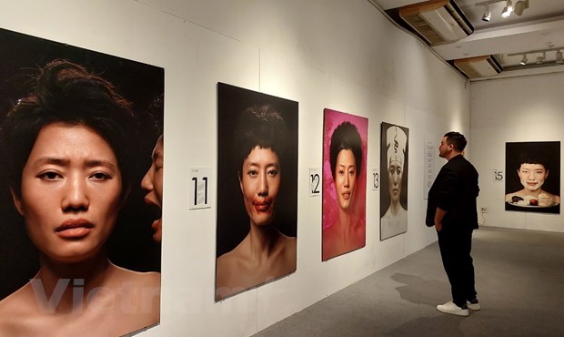 Artista español destaca la belleza de la mujer en una exposición en Vietnam
