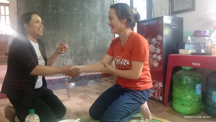 Collares de cuentas adornos y objetos de compromiso de los K’ho