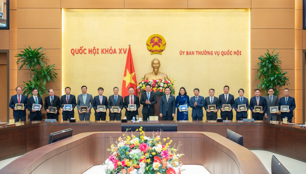 El presidente del Parlamento se reúne con diplomáticos vietnamitas acreditados en el extranjero