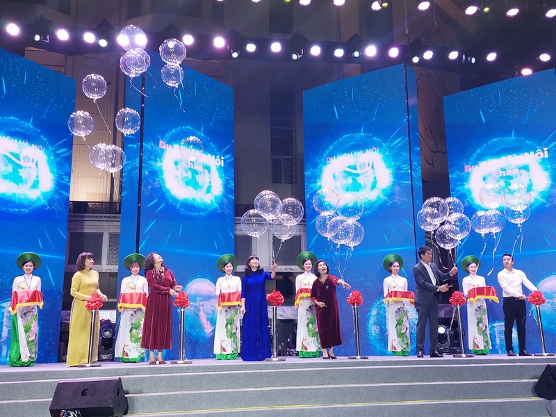 Transeúntes emocionados por la actuación “Turismo Hanói da la bienvenida a 2023”