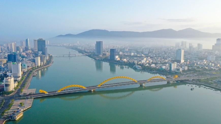 Admirable belleza moderna y pacífica de la ciudad de Da Nang