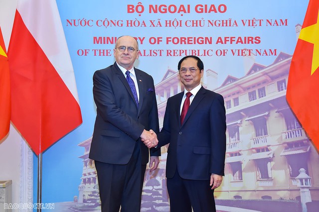 Canciller vietnamita Bui Thanh Son sostiene conversaciones oficiales con su par de Polonia