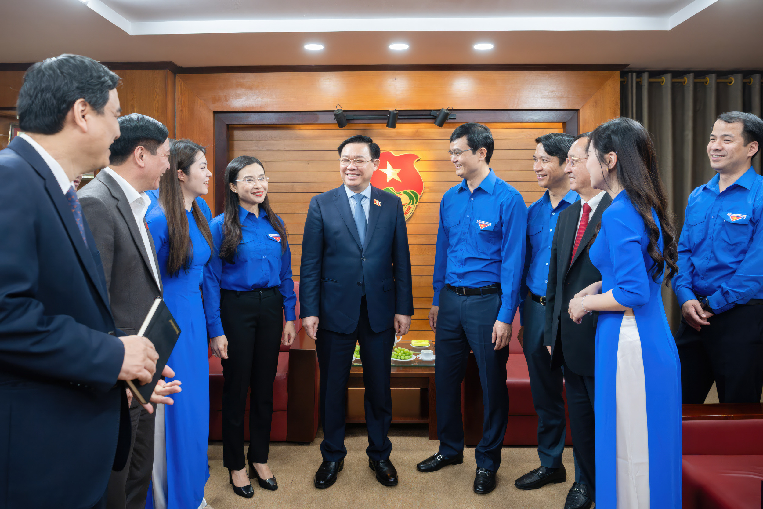El presidente del Parlamento invita al sector joven a abanderar la transformación digital nacional