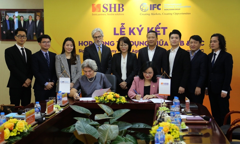 El banco SHB firma suscribe un crédito con la Corporación Financiera Internacional