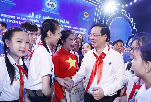 Jefe de Estado entrega certificados de mérito “Combatientes de mil buenas labores”
