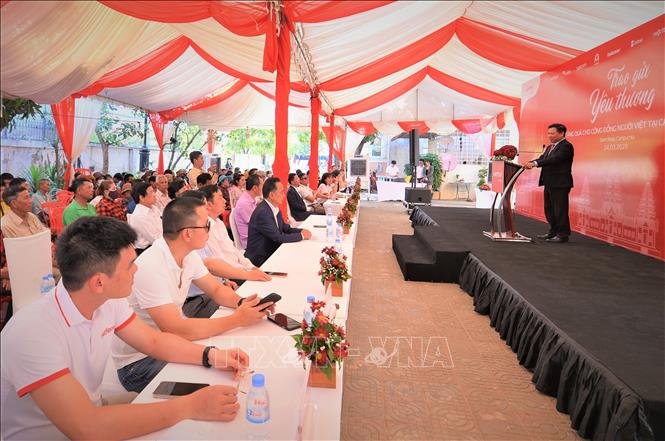 Viettel Global ofrece 300 regalos a personas de origen vietnamita en Camboya