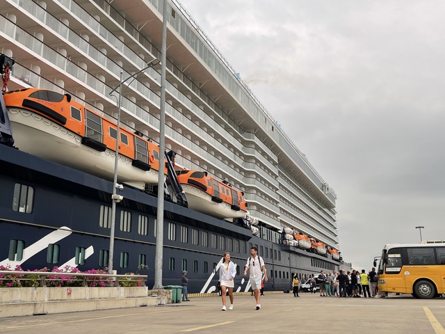 Crucero internacional con más de dos mil turistas visita Ha Long