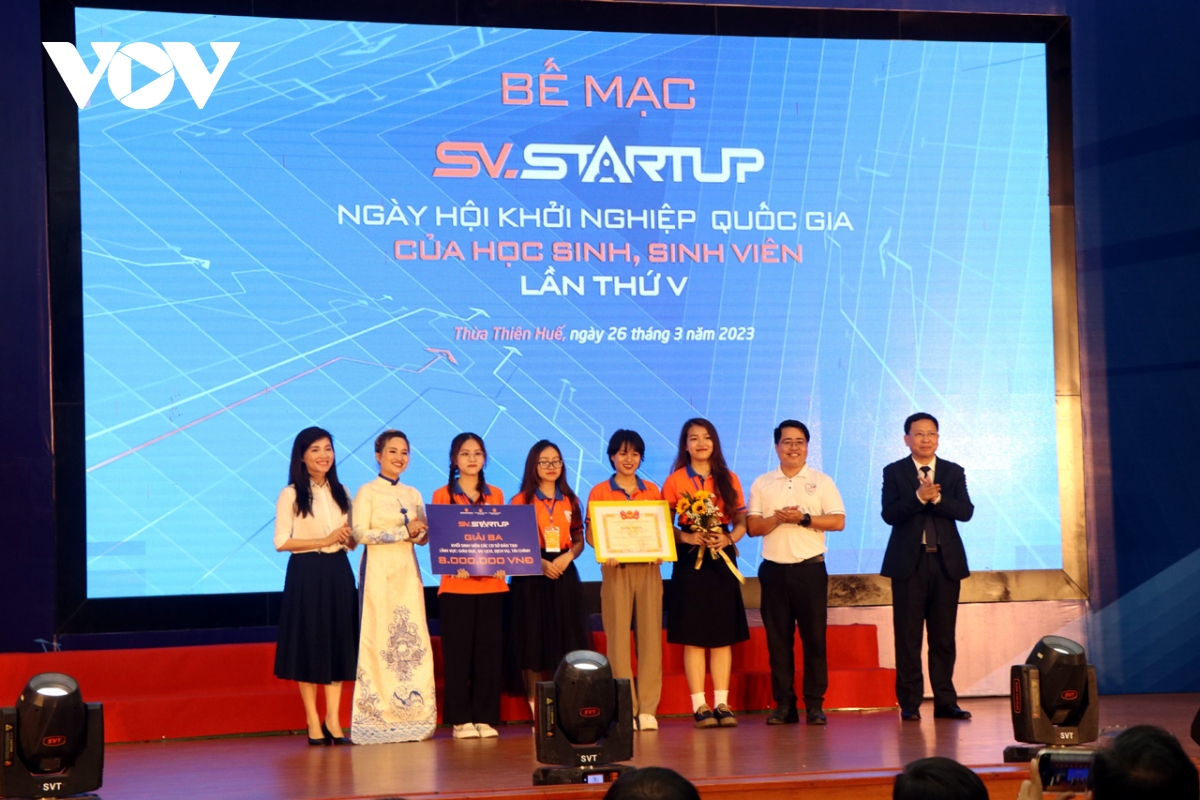 Estudiantes vietnamitas reciben 80 premios por ideas de empresas emergentes
