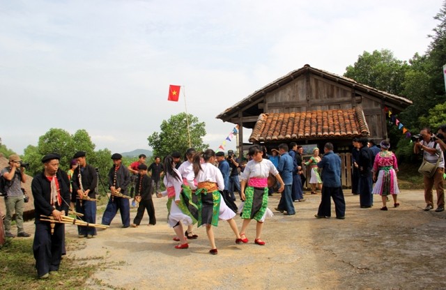 Festividad en honor de colores culturales de las etnias vietnamitas