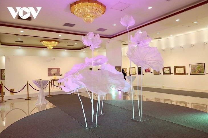 Exposición de arte que honra la belleza de la flor de loto