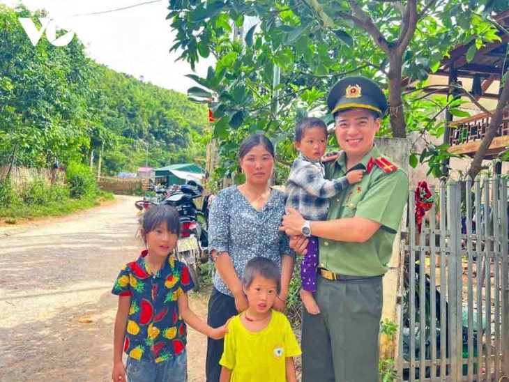 Duong Hai Anh, el primer teniente de las Fuerzas de Seguridad Pública que nutre el corazón con actos benéficos