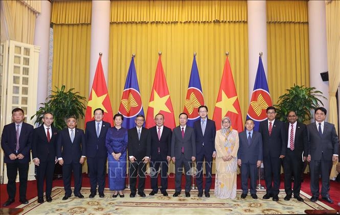 Embajadores de la ASEAN visitan a Vo Van Thuong con motivo de su elección como presidente de Vietnam