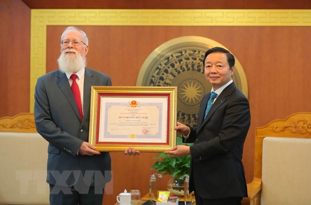 Viceprimer ministro vietnamita otorga medalla de amistad al asesor australiano de políticas de medio ambiente