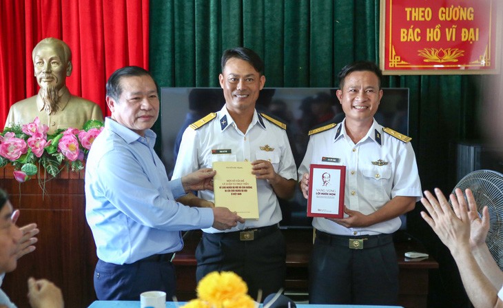 Libros especiales para Truong Sa y la plataforma DK1