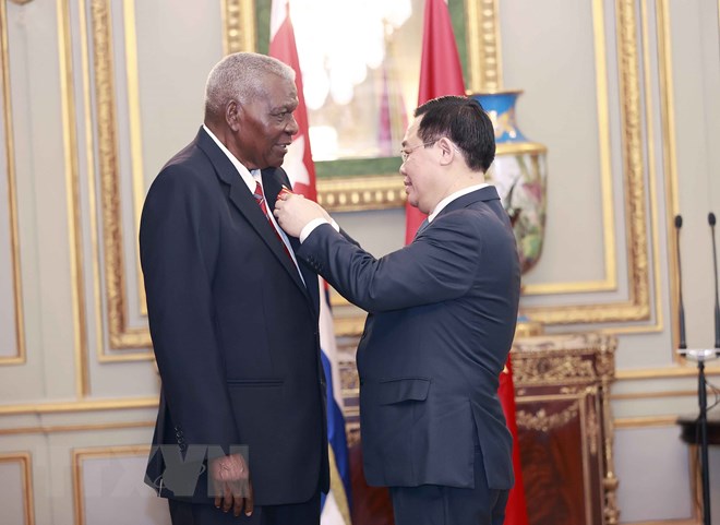 El presidente del Parlamento cubano condecorado con la Orden Ho Chi Minh