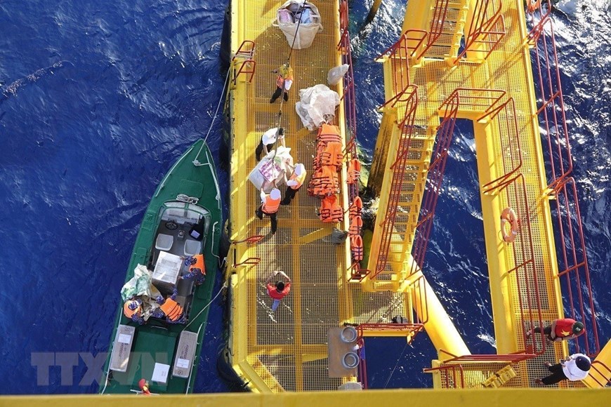 Los vietnamitas en el extranjero de 22 países visitan el archipiélago de Truong Sa y la plataforma DK1