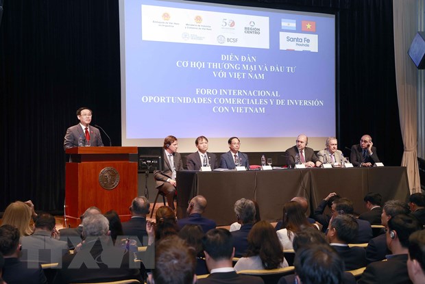 El presidente del Parlamento vietnamita asiste a un foro empresarial en su visita a Argentina