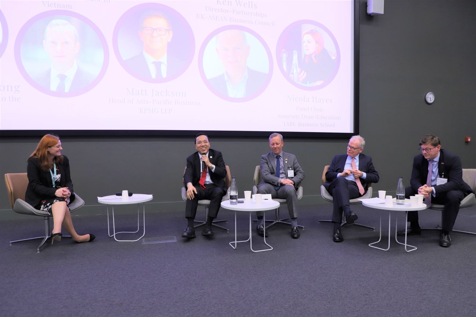 Transformación digital, crecimiento verde, infraestructura, salud y educación, sectores potenciales de cooperación con Reino Unido