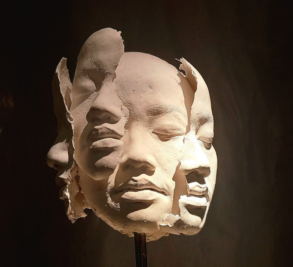 Exposición “Ontología” rinde homenaje a mujeres vietnamitas e italianas