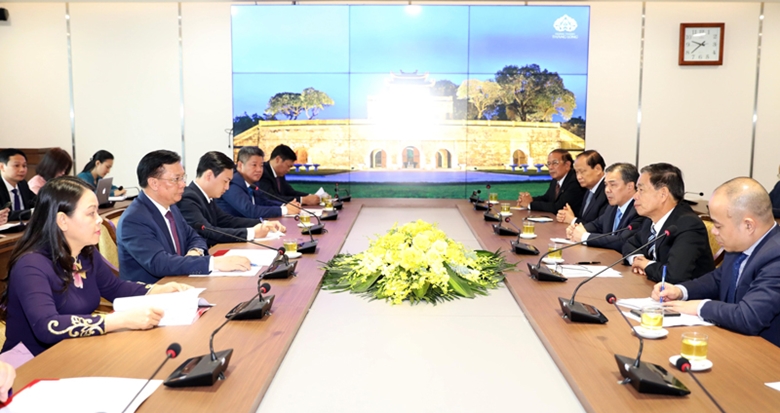 El líder político de Hanói recibe al presidente del Frente para la Construcción Nacional de Laos