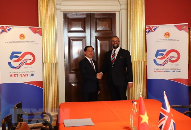 El canciller Bui Thanh Son se reúne con su homólogo británico James Cleverly