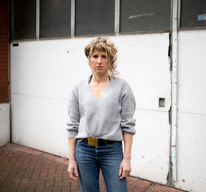 Espectadores vietnamitas descubren la belleza artística a través de fotos de una fotógrafa belga