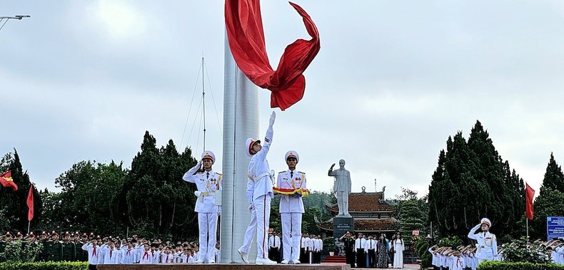 Ceremonia de izamiento de bandera en conmemoración de la visita del presidente Ho Chi Minh a Co To