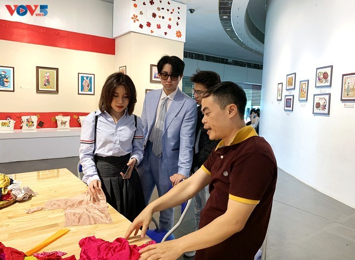 Exposición de arte que muestra una fuerte voluntad de discapacitados