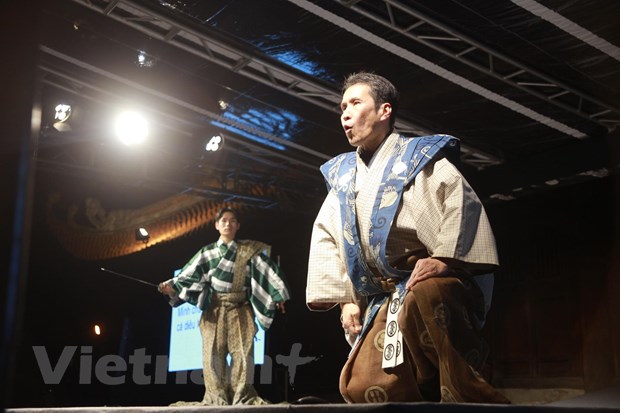 Arte escénico de comedia de 650 años de antigüedad de Japón presentado en Hanói