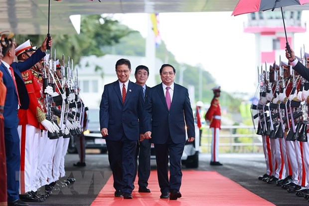 El primer ministro Pham Minh Chinh comienza su agenda de trabajo en Indonesia