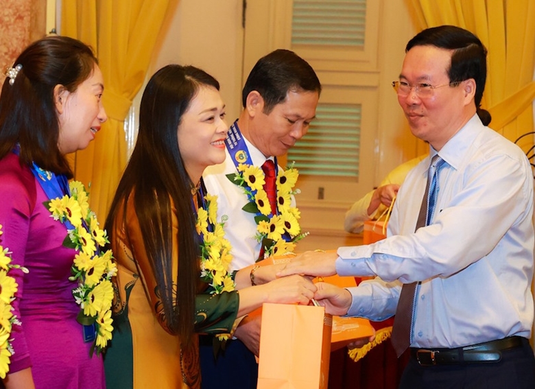 Grupos e individuos típicos en el estudio y seguimiento de la ideología, la moral y el estilo de Ho Chi Minh