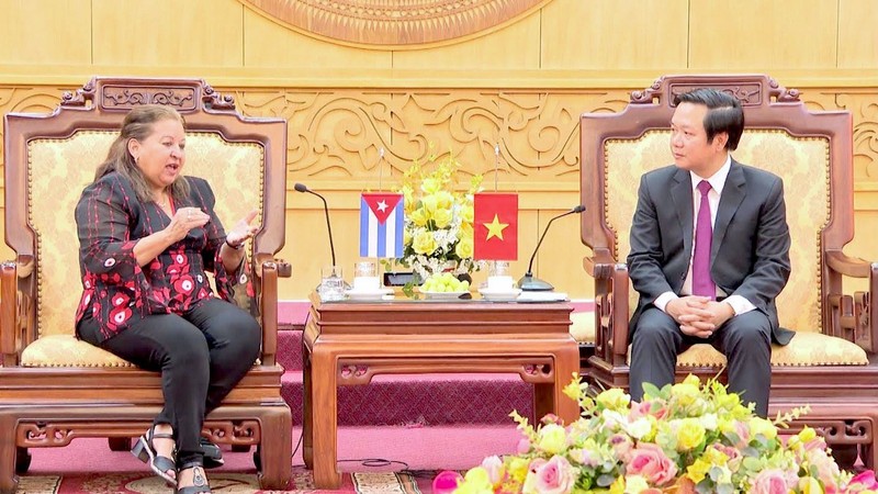 La Federación de Mujeres Cubanas visita Ninh Binh