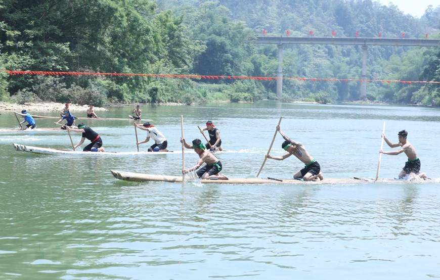Carreras especiales de balsas en el Festival Phai Lua en la comuna de Hong Phong, Lang Son