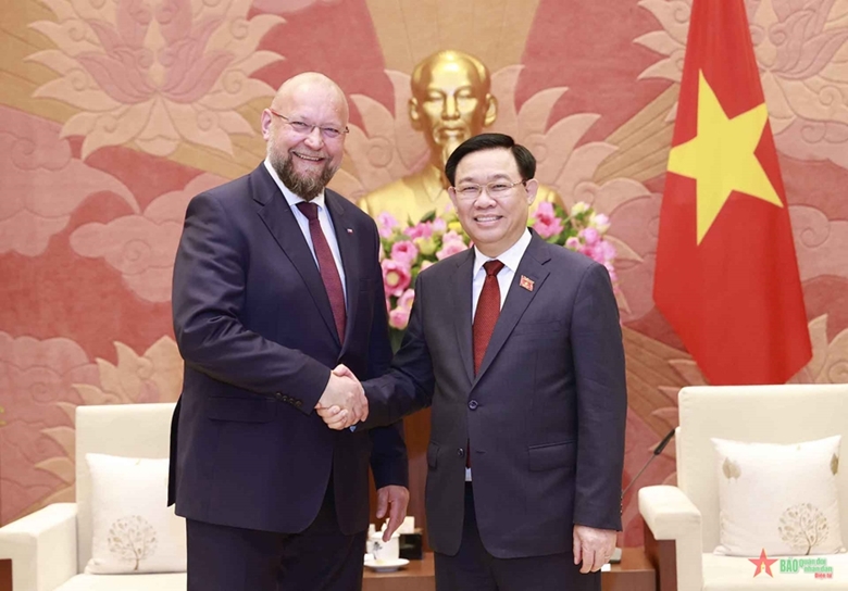 Intensificación de la cooperación multisectorial Vietnam-República Checa
