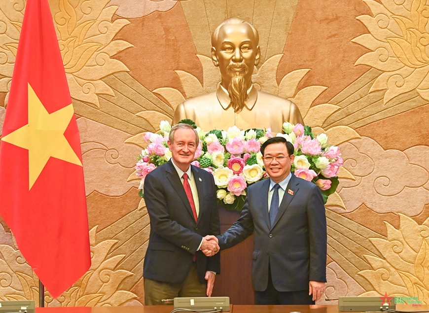 El presidente del Parlamento Vuong Dinh Hue recibe a una delegación de congresistas estadounidenses