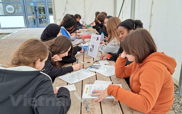 El estudio de ciencias y la científica vietnamita en Reino Unido Nguyen Thi Kim Thanh