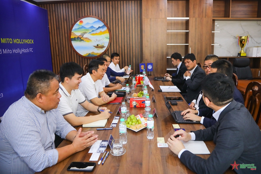 Clubes vietnamita y japonés estrechan las manos para el desarrollo del fútbol